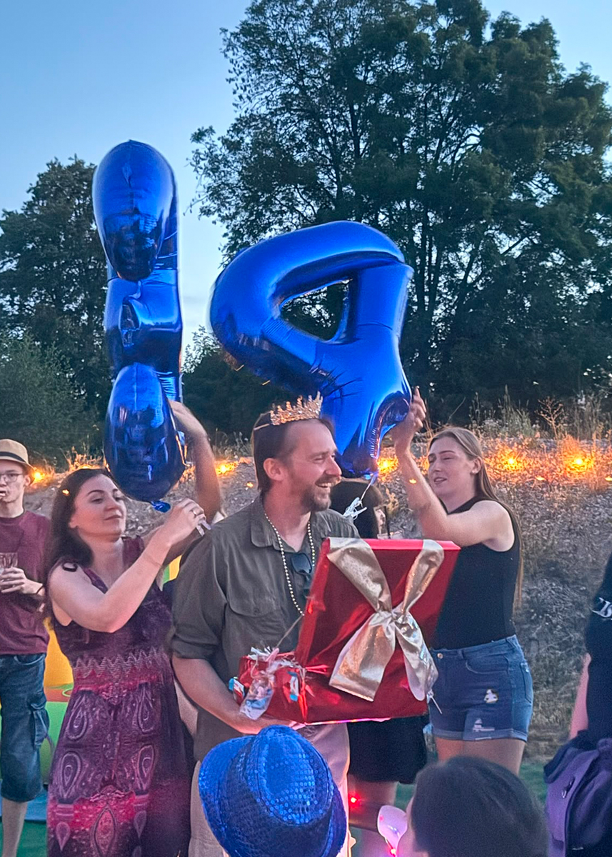 Person bereitet Getränke an einer mobilen Bar im Freien zu.